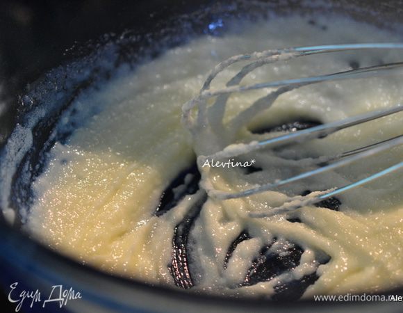 Разогреть духовку до 200 гр. Сливочное масло комнатной температуры смешать с сахаром на средней скорости до мягкости. Примерно 2 мин.