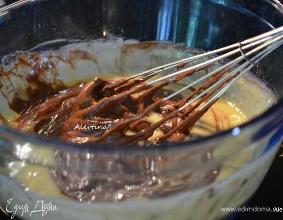 Ввести шоколад в тесто и перемешать.