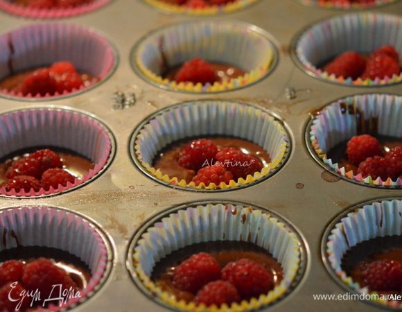 Разложить половину теста по формочкам, распределить по 2-3 ягоды.