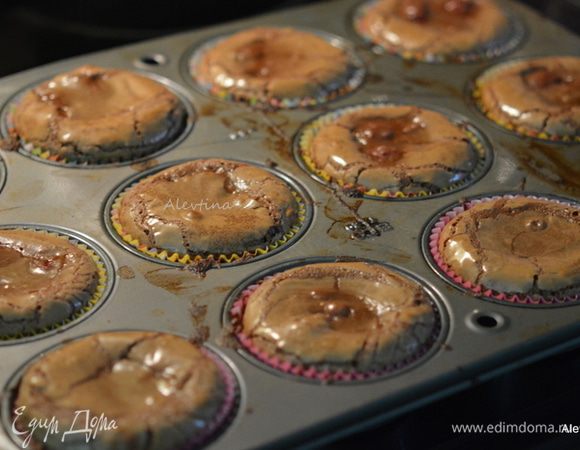 Остатки теста распределить сверху каждой формочки. Поставить в горячую духовку на 10-11 минут. Достать из духовки и дать остыть 10 минут.