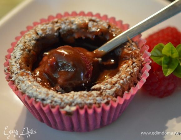 Наслаждаемся вкусным шоколадным десертом с мороженым или просто с чаем. Приятного аппетита.