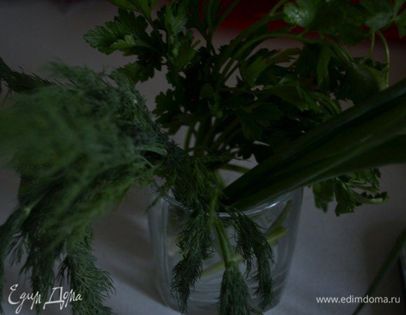 Нам нужно все наши ингредиенты помыть, свеклу очистить от кожуры.