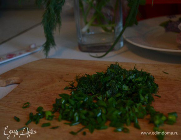 Нашу зелень измельчить и добавить у остальным продуктам.