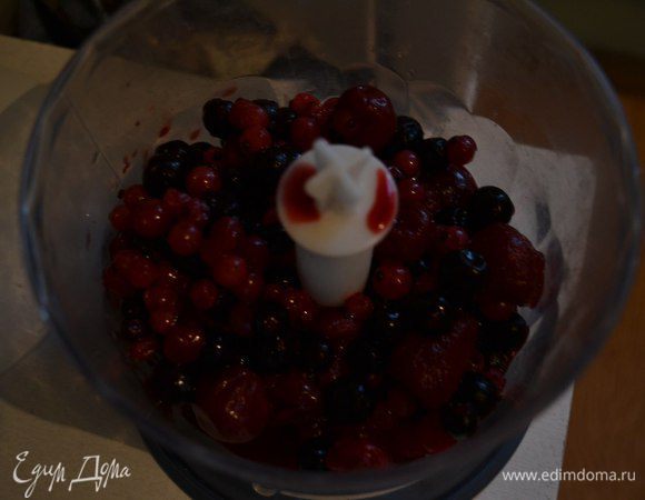 Выкладываем наши ягоды в блендер и измельчаем.