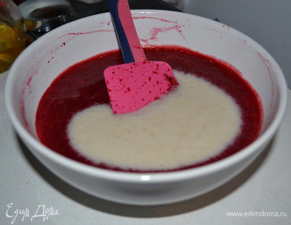 Теперь овсяную смесь добавила к пюре, туда же мед. Мёд тоже нужно добавлять по вашему вкусу, чтобы кисло слишком не было!