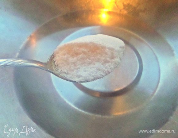 В ёмкости, где будут мариноваться грибы, разводим в воде соль. 