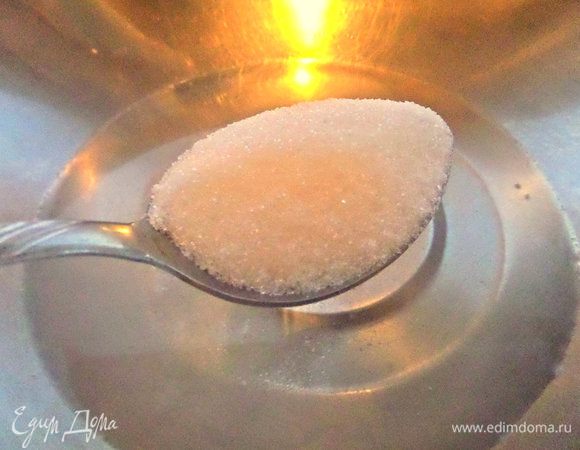 Сахар по вкусу (кто не любит сластинку, можно 1 ч.л.), кидаем перец, лавровый лист и варим рассол до растворения сахара и соли.