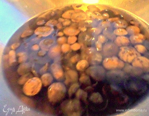 Высыпаем грибы чтобы они были полностью под водой, и варим минут 3-5 после закипания. Выключаем огонь или сильно уменьшаем и вливаем уксус (6-7 ст.л.) или эссенцию (2 ч.л.). Перемешиваем, снова включаем газ и провариваем грибы около 10 минут.