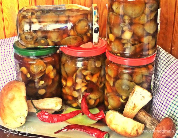 Поварёшкой зачерпываем грибы с маринадом как суп и быстро разливаем по банкам, смотрим, чтобы все грибочки были покрыты маринадом. Сразу плотно закрываем прокипячёнными крышками. 