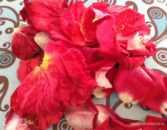 Лепестки роз хорошо промыть.