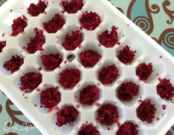 Разложить в формы для льда, залить водой.