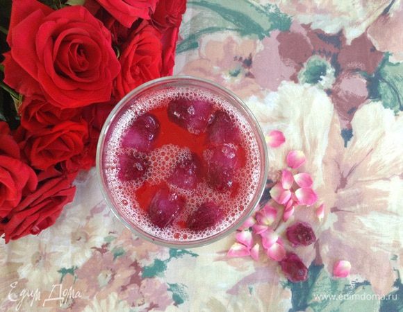 У меня компот из яблок и двух видов слив.