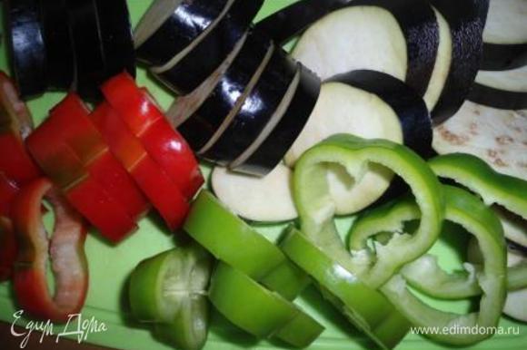 Порежем овощи одинаковыми кружочками, около 1,5 см шириной (я делала и полукольцами, как вам удобно). Сложим в кастрюлю слоями: баклажаны, лук, перец, помидоры.