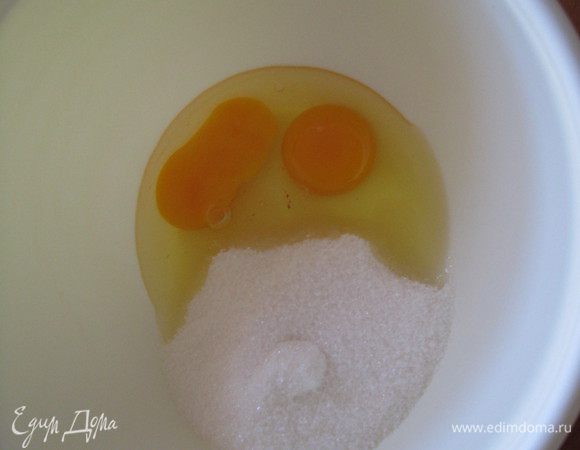 Три груши порезать небольшими кубиками и сбрызнуть соком лимона. Они пойдут в тесто. Если шкурка мягкая, то ее можно не очищать. Остальные две груши порезать дольками для украшения верха пирога.
Яйца перемешать с сахаром венчиком или вилкой. Миксер в этом рецепте можно не использовать.