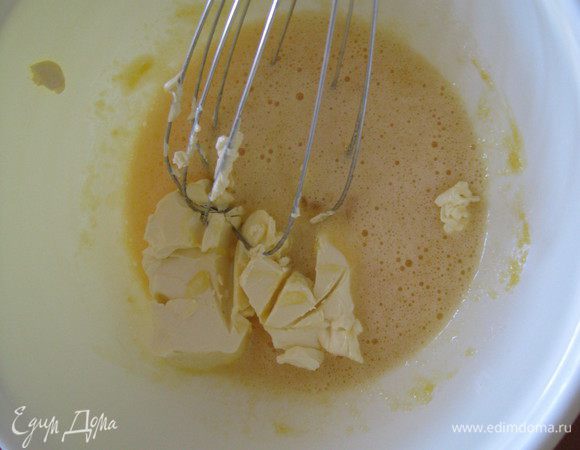 Добавить масло комнатной температуры и перемешать до однородной консистенции.