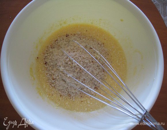 Орехи измельчить в блендере и добавить в яично-масляную смесь.