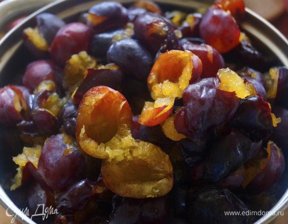 У слив удалить косточки, переложить сливы в глубокую кастрюльку.