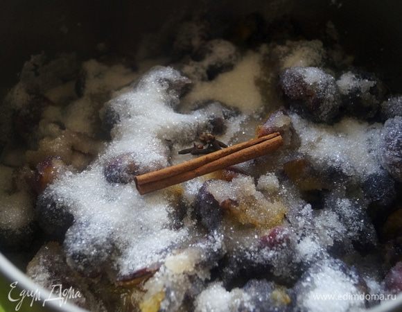 Засыпать сливы сахаром, добавить корицу, гвоздику и бадьян. Дать постоять 1–2 часа.