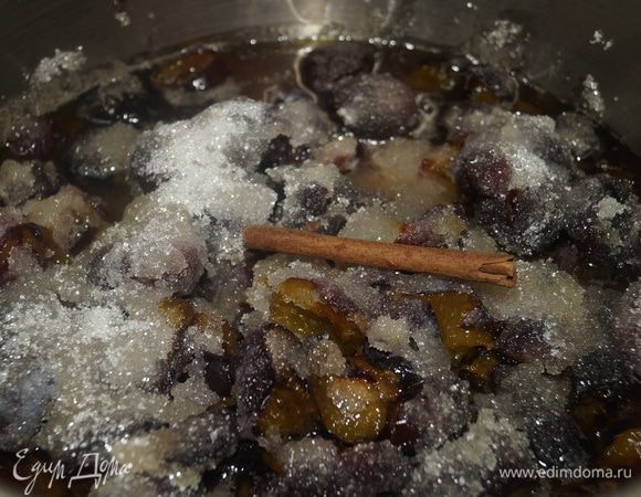 Через указанное время сливы дадут сок. Поставить варенье на огонь и варить, иногда помешивая около 1,5 часов, пока сироп не станет достаточно густым и немного тягучим. Разлить варенье в стерильные баночки и закрыть крышкой. Хранить в холодильнике. Приятного аппетита!