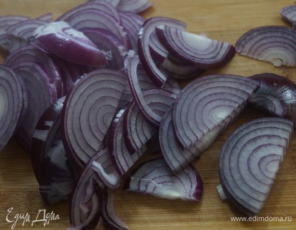 Лук нарезать полукольцами.
