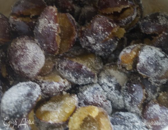 Сливу засыпать сахаром, дать немного постоять. Кардамон и гвоздику измельчить.