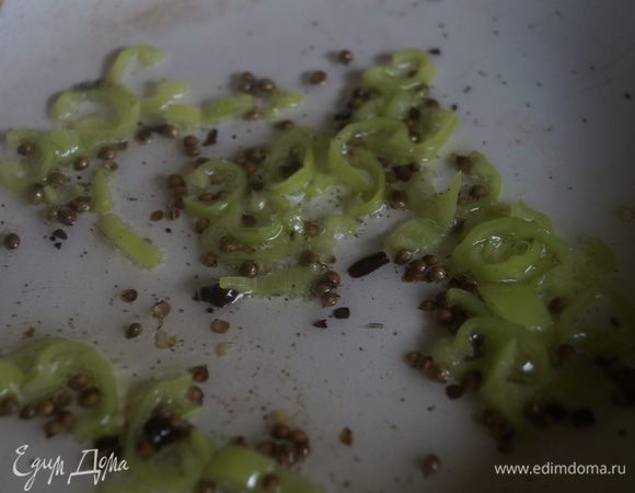 Разогреть на сковороде масло и добавить перец чили и специи, кроме имбиря и корицы. Готовить на слабом огне 30 секунд.