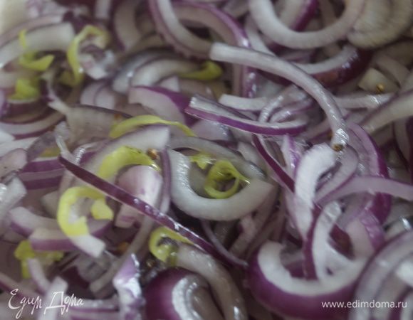 Добавить на сковороду лук, помешивая готовить 3-5 минут.