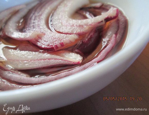 Сначала замаринуем красный лук, нарезанный кольцами или полукольцами, в маринаде из соли, сахара и уксуса. 
Оставим его в маринаде до окончания приготовления мороженого.  