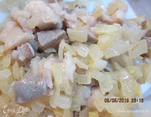 Перекладываем смесь в блендер, пюрируем ее. Затем добавим мелкие кусочки  сельди или лососевой рыбы и отправим в морозилку на 3 часа.