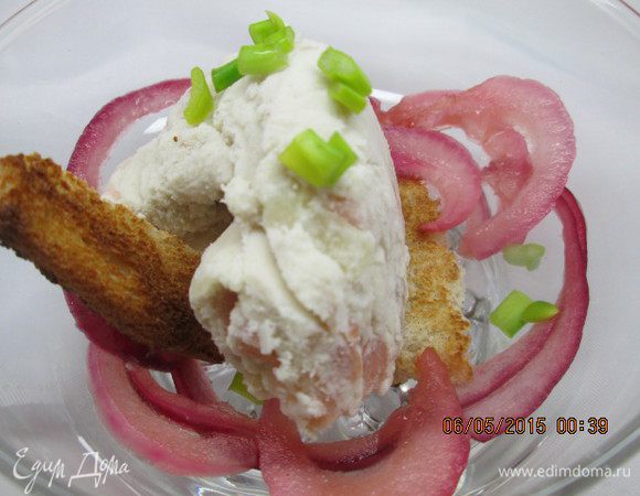 Готовое мороженое подаем, посыпав зеленым луком, рядом с кружочками красного  маринованного лука. Рядом положить обжаренный кусочек хлеба. Можно подать по- норвежски  -  на ломтике поджаренного  ржаного хлеба.

