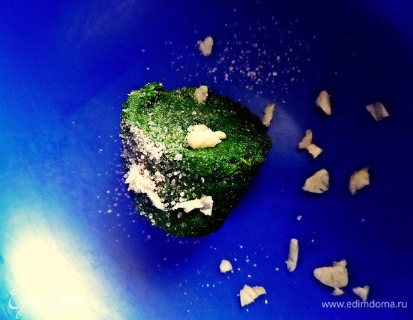 Шпинатный брикетик разморозить,покрошить к нему чеснок+соль.