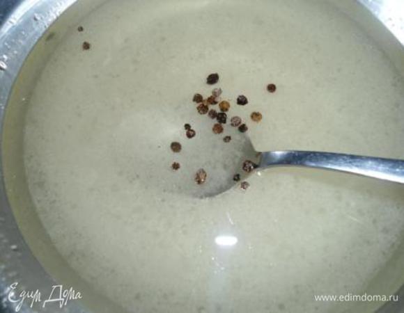 Приготовим рассол, смешаем все ингредиенты. Заливаем овощи рассолом и  тушим 20 минут (после закипания, убавим огонь). Не перемешивать!