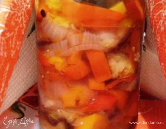 В стерилизованные банки (я стерилизую в микроволновке) раскладываем овощи, закатываем и зимой кушаем с удовольствием. Очень вкусная закуска! 