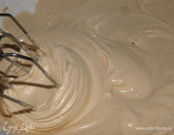 Добавляем растворенный кофе к белкам, взбиваем еще минутку.