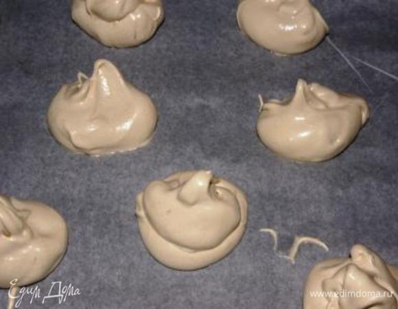 Температура духовки разогрета до 140 градусов. Выкладываем на пергамент наши меренги (я выкладывала чайной ложечкой, их получилось 10 штук,можно корнетиком выложить) и печем их 1 час, остужаем там же в духовке. Они должны стать твердыми.