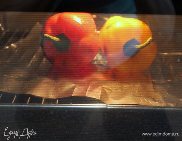 Запекайте при 200 °С 25-30 минут, перевернув перцы один раз.