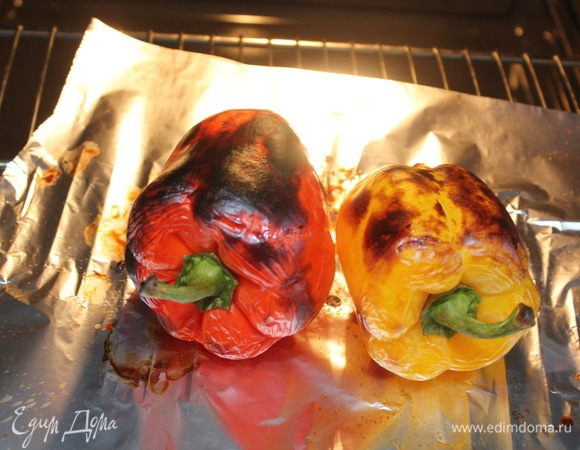 Запекайте перцы до "обугливания".