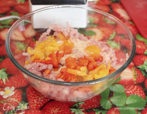 Нарежьте две луковицы шалота. Выньте перцы из пакета. Аккуратно удалите из перцев семена, снимите шкурку, мелко порежьте. Соедините овощи с фаршем, сливками, панировочными сухарями, желтками и оливковым маслом. Посолите и поперчите. Хорошо перемешайте и дайте постоять 20 минут.