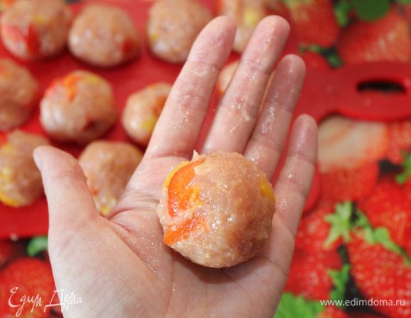 Слепите тефтели и обжарьте на оливковом масле до полной готовности.