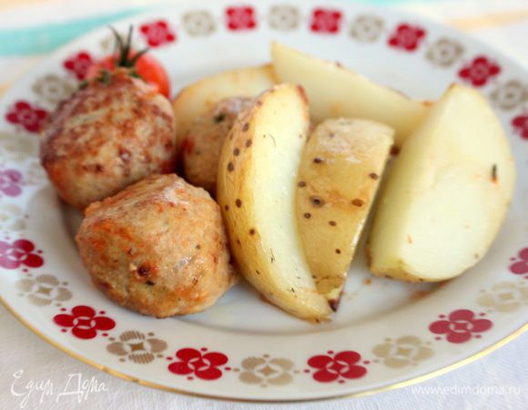 Нарежьте дольками картофель. С веточки розмарина срежьте листочки, измельчите. Положите картофель в жаропрочную форму, сбрызните оливковым маслом, посолите и поперчите. Посыпьте розмарином. Можно положить несколько помидорчиков черри рядом с картофелем. Запекайте при 200 С 25-30 минут. Для соуса обжарьте мелко нарезанный лук-шалот с чесноком, минут 5. Влейте белое вино. Выпарьте его. Добавьте порубленных помидоров, тимьян и готовьте еще 10 минут. Посолите и поперчите.