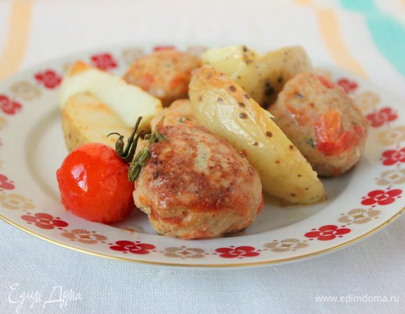 Тефтели подавайте вместе с картофелем и соусом.