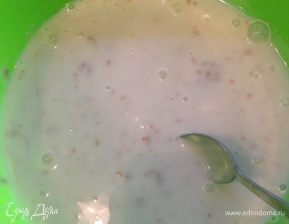 Подогреваем кефир, чтобы был чуть теплее комнатной температуры (я подогревала на водяной бане, можно и в микроволновке) и добавляем к нему дрожжи с сахзамом.