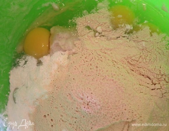 К массе добавляем все остальные продукты, кроме мака. Клейковина у меня пшеничная.