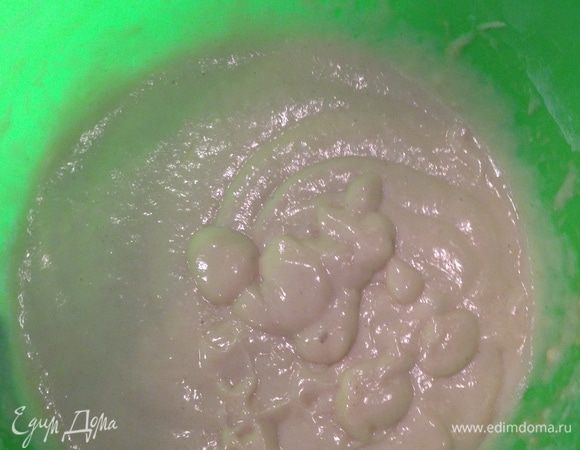 Взбиваем миксером до однородности. СОМ взбивается довольно неохотно и, чтобы не оставалось комочков я взбивала насадкой с фигурным ножом (как блендер).