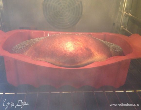 Отправляем в предварительно нагретую до 200 градусов духовку на 35-40 минут. вот так нестандартно он сегодня решил подняться :) 