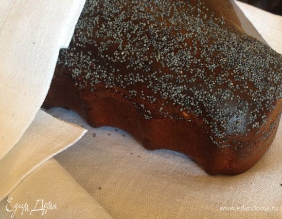 Готовый хлеб достаем из формы заворачиваем в чистое кухонное полотенце. Хлеб должен остывать в полотенце.