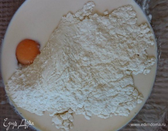 Молоко комнатной температуры смешать с одним яйцом и мукой.
