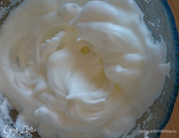 Белки трех яиц взбить в крепкую пену.