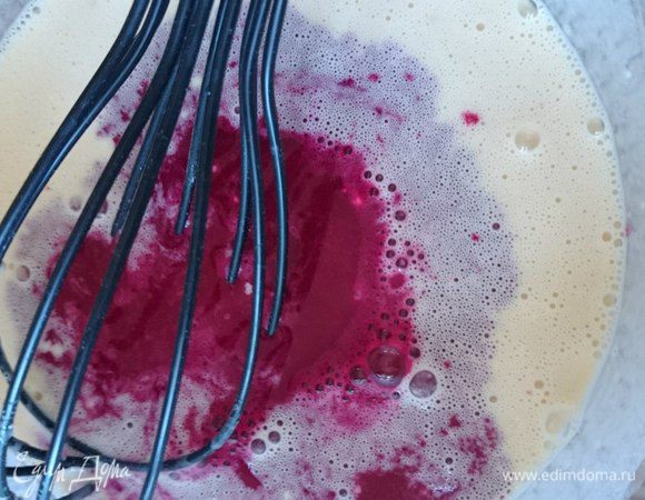 Свеклу почистить и отжать сок, нам нужно 30 гр сока. Добавить его в тесто, всыпать соль и сахар.