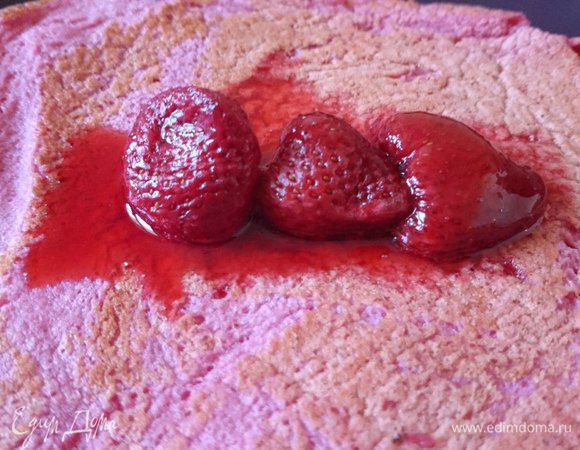 В готовый блин завернуть по 3 ягодки клубники. При подаче посыпать сахарной пудрой и положить ложку джема из красной смородины. Пробуйте на здоровье!!!